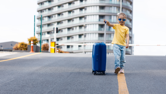 Fotografía para artículo de blog topfarma sobre los productos a incluir en el botiquín de viaje infantil y el neceser de viaje infantil.